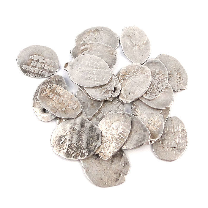 Маленький клад из 24 серебряных монет чешуек времен царя Михаила Федоровича Романова 1613-1645