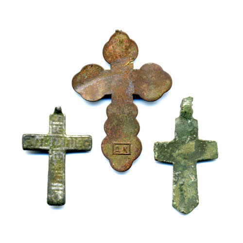 Набор из трех старинных нательных крестиков разного размера: мужской, женский и детский. 19 век