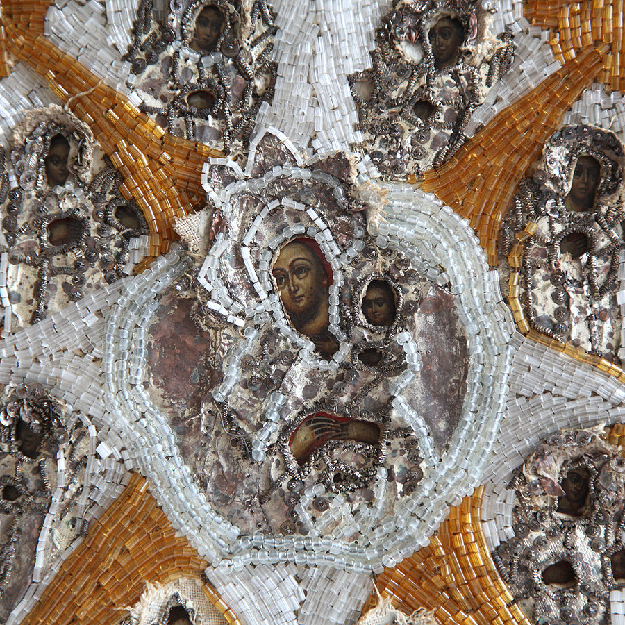Старинная монастырская икона Божией Матери «Неопалимая купина», в расшитом бисером окладе. Россия 1850-1870 год