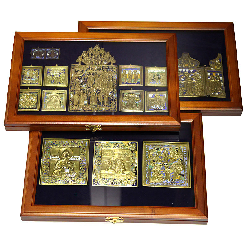 Русское медное литье. Багет или витрина для коллекции старинных литых икон.