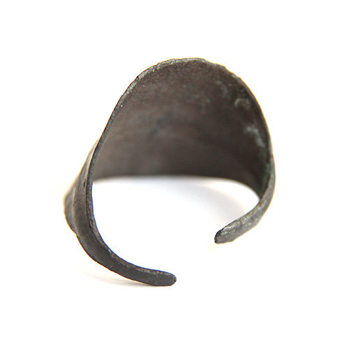 Старинное славянское кольцо из бронзы свободного размера с очень широким щитком, Русь 12-14 век.