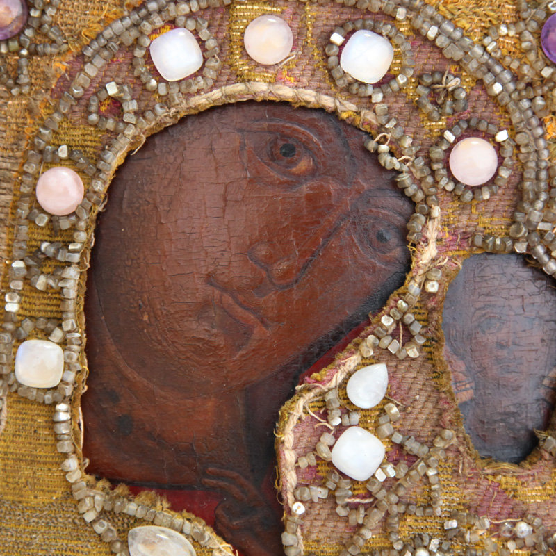Старинная икона Богоматерь Казанская в шитой золотом ризе, украшенной натуральными самоцветами. Экспертиза!