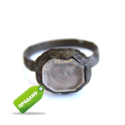 Старинный русский перстень из бронзы с псевдодрагоценным камнем стеклярусом, 18-19 век.