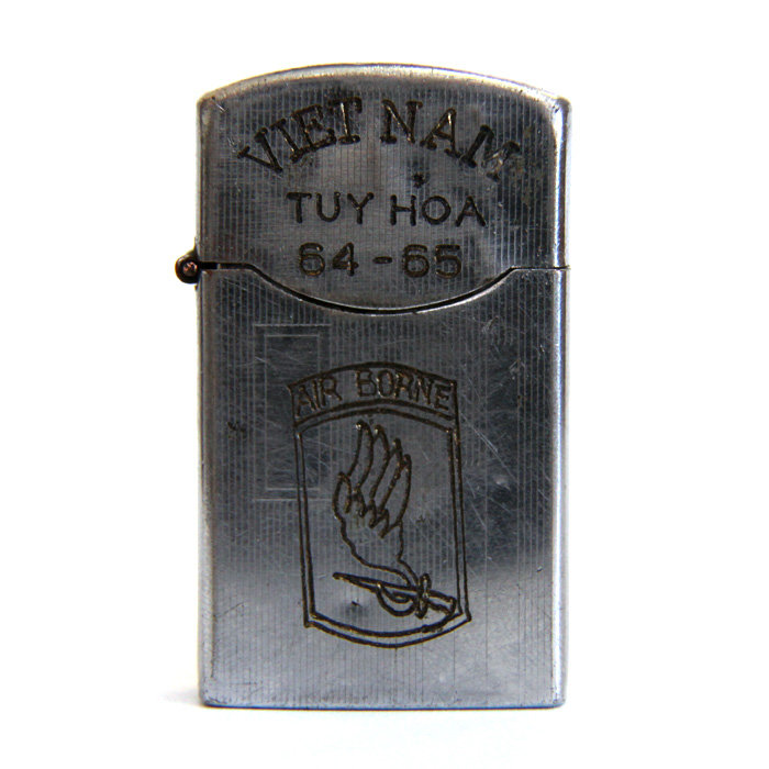 Старая бензиновая зажигалка Zenith времен войны во Вьетнаме с девизом и эмблемой 173-й воздушно-десантной бригады армии США 
