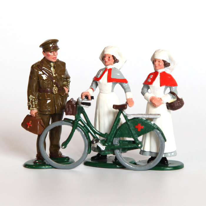 Набор оловянных солдатиков. Британский военный врач и сестры милосердия периода Первой Мировой Войны.