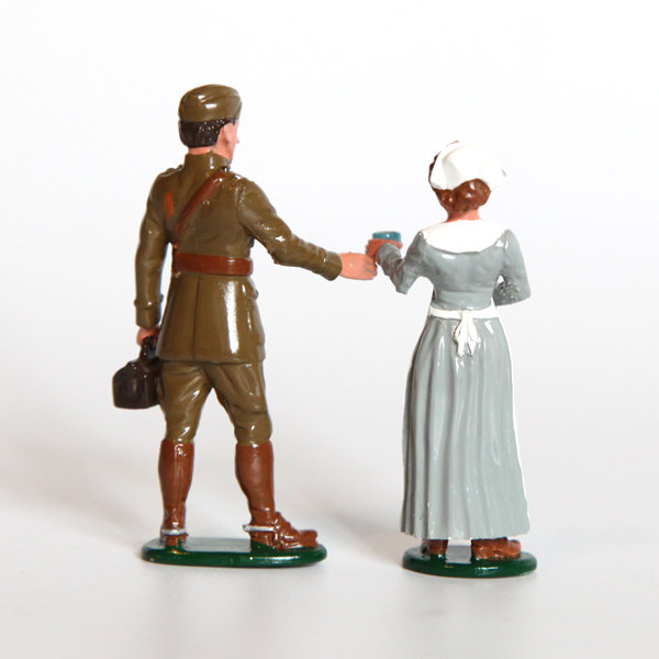 Набор оловянных солдатиков. Британский военный врач и сестра милосердия ухаживают за раненым.