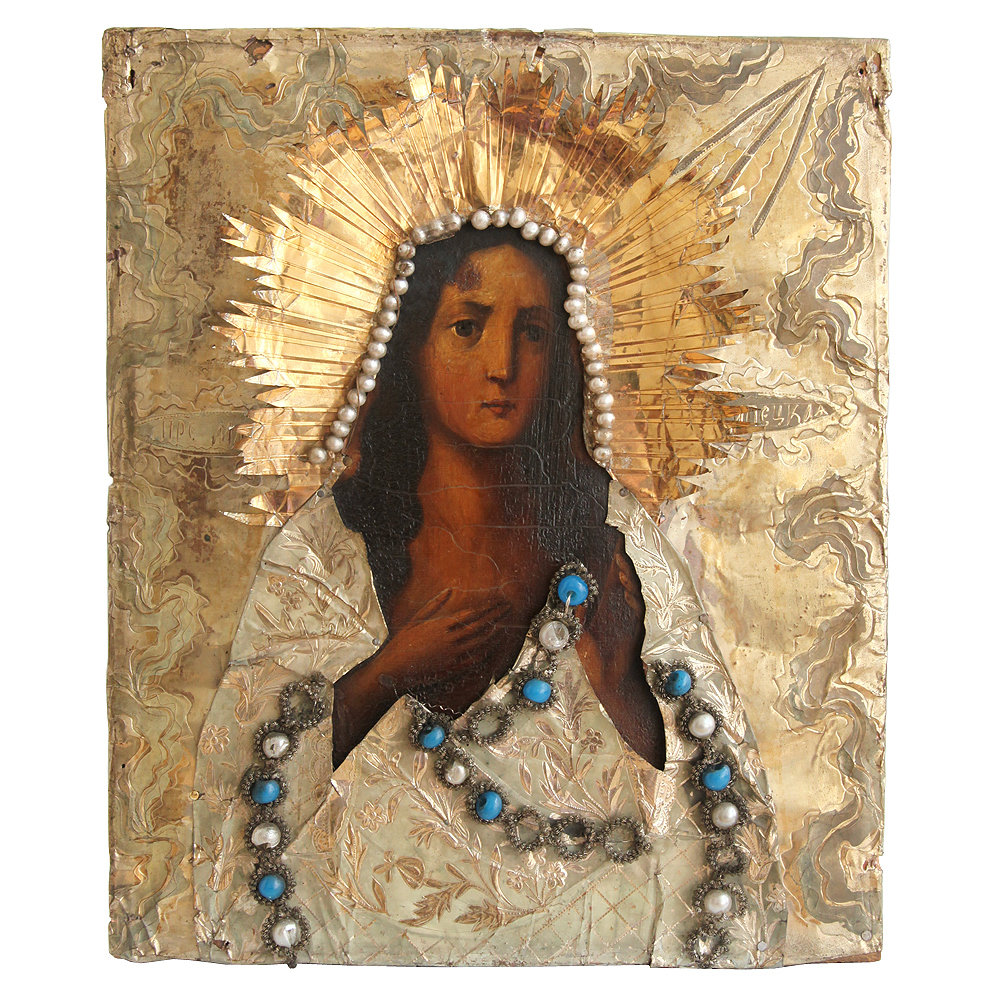 Старинная икона святой Марии Египетской в тонком окладе с синими и белыми бусинами. Россия, рубеж XIX-XX веков.