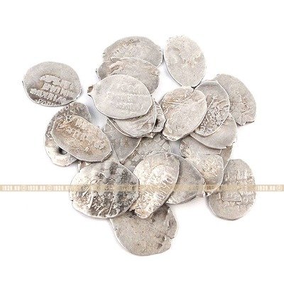 Маленький клад из 24 серебряных монет чешуек времен царя Михаила Федоровича Романова 1613-1645