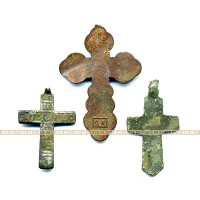 Набор из трех старинных нательных крестиков разного размера: мужской, женский и детский. 19 век