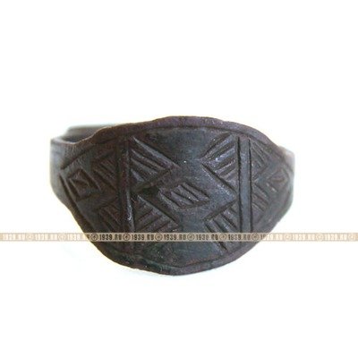Старинный славянский перстень или перстень оберег с геометрическим рисунком.