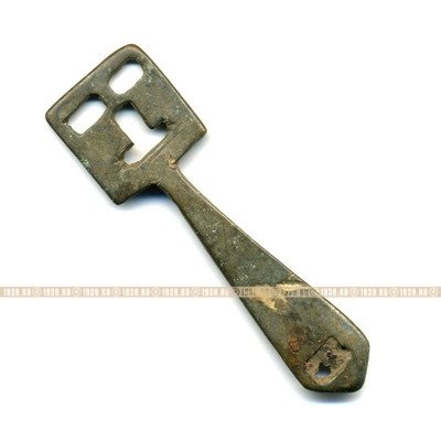 Старинный бронзовый ключ с бородком в виде головы идола. Россия XVII век.
