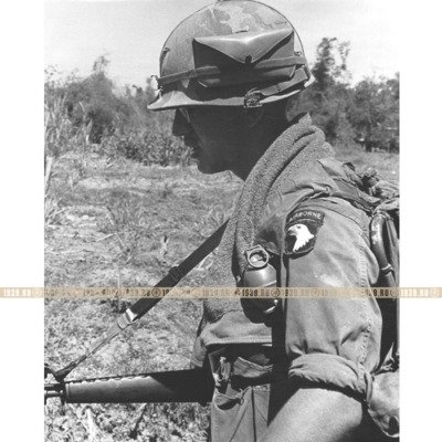 Старая бензиновая зажигалка Ronson модель Typhon времен войны во Вьетнаме с девизом и эмблемой 101-й воздушно-десантной дивизии «Кричащие орлы» 101st Airborne Division 
