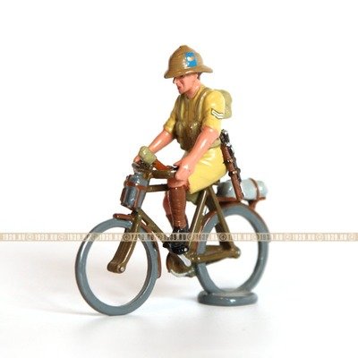 Оловянный солдатик Английский солдат-велосипедист в тропической форме периода Первой Мировой Войны.