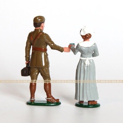 Набор оловянных солдатиков. Британский военный врач и сестра милосердия ухаживают за раненым.