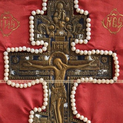 Старинный бронзовый крест в деревянном киоте. Крест-икона. Россия XIX век.