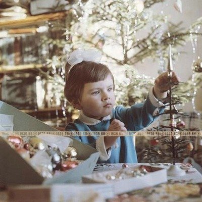 Старая советская новогодняя елка-малютка с набором елочных игрушек. Период СССР.