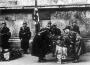Гиммлер возлагает венок на Фельхеррнхалле, 9.11.1934. На заднем плане – Знамя Крови