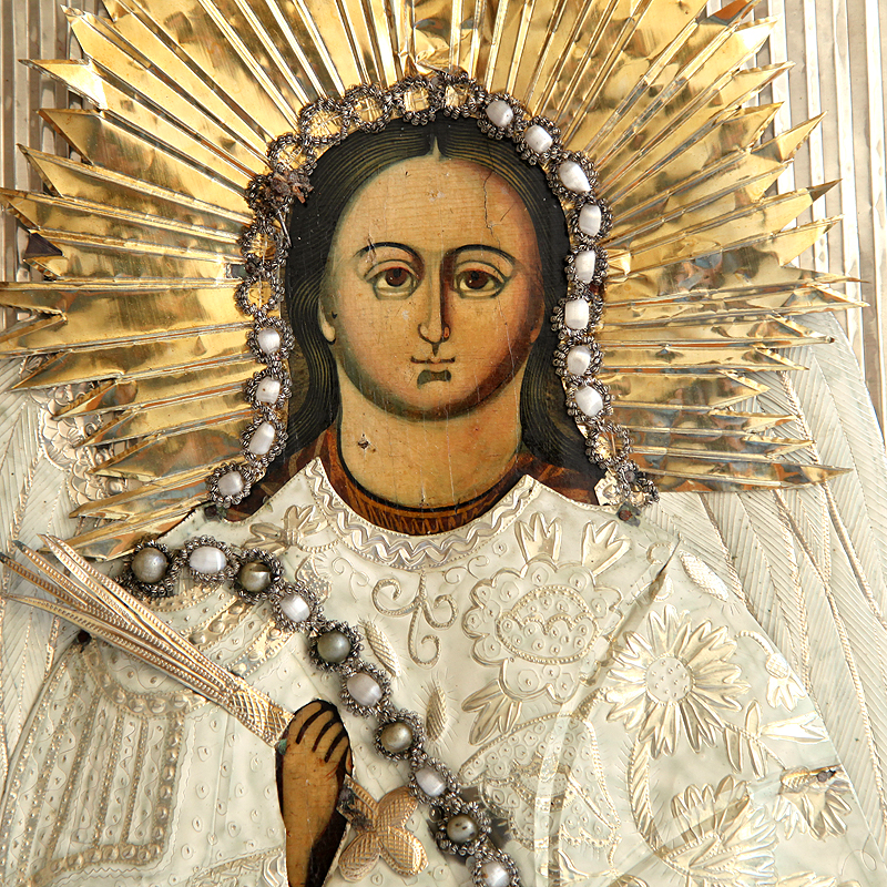 Старинная деревянная икона Архангел Михаил в расшитых белоснежных одеждах и в старинном киоте. Россия, Холуй 1850-1870 год