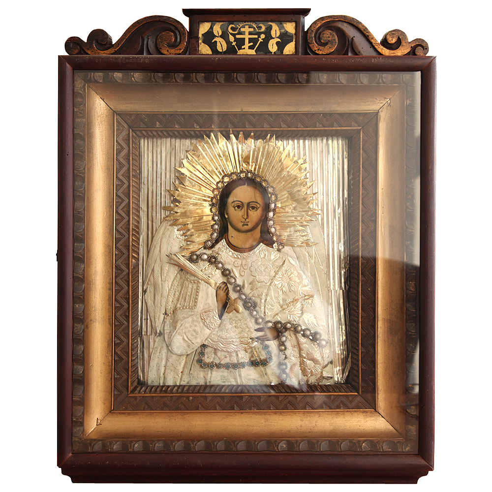 Старинная деревянная икона Архангел Михаил в расшитых белоснежных одеждах и в старинном киоте. Россия, Холуй 1850-1870 год