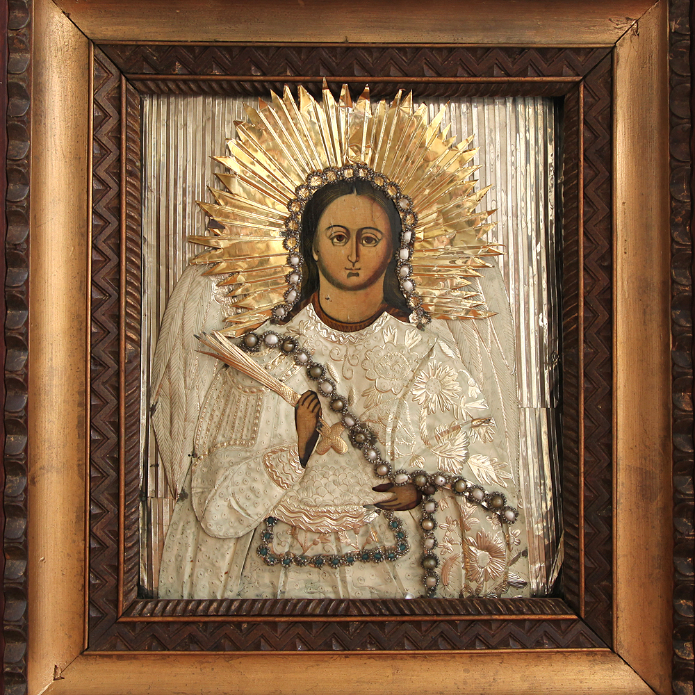 Старинная деревянная икона Архангел Михаил в расшитых белоснежных одеждах и в старинном киоте. Россия, Холуй 1850-1870 год