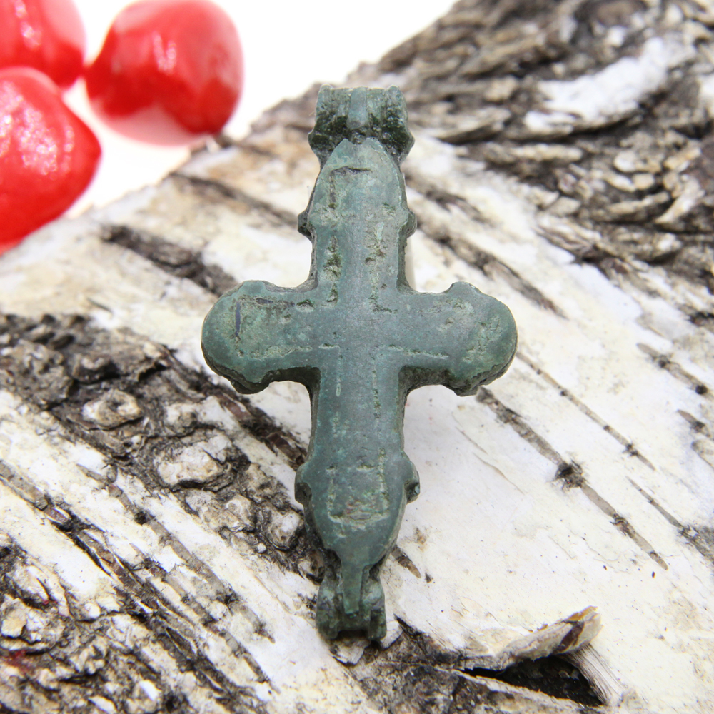Древнерусский окаменевший нераскрытый крест энколпион с образом Богородицы. Древняя Русь XII-XIII век
