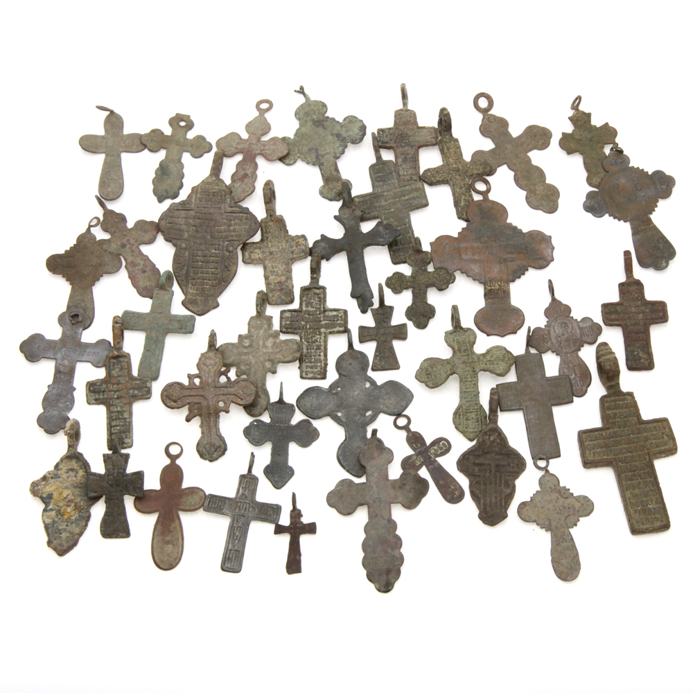 Небольшая коллекция старинных нательных крестиков от средневековья до падения монархии, 39 экземпляров. Россия 1550-1917 год