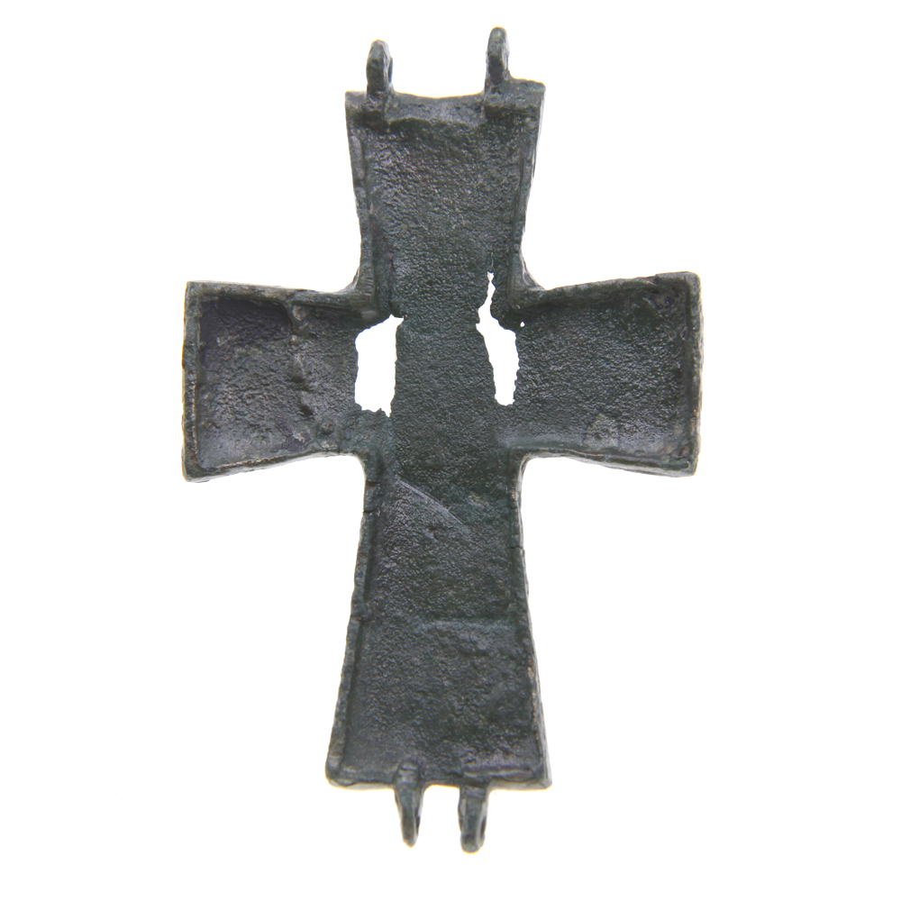 Оборотная створка древнего креста энколпиона с образом Пресвятой Богородицы херувимами и архангелами. Средневековая Русь XV-XVI век