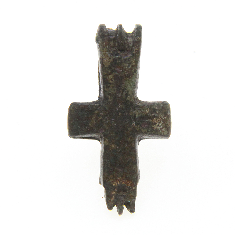 Древний окаменевший и нераскрытый крест энколпион с изображением черневых 4-конечных крестов. Древняя Русь XII-XIII век