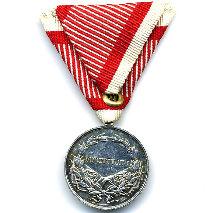 Австро-Венгрия. Памятная почетная военная медаль и медаль за храбрость.