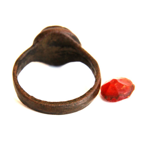 Старинный русский перстень из бронзы с псевдодрагоценным камнем  - стеклярусом, 18-19 век.