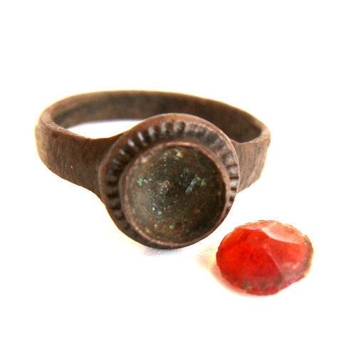 Старинный русский перстень из бронзы с псевдодрагоценным камнем  - стеклярусом, 18-19 век.