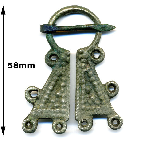 Фибула с руническим символом. 