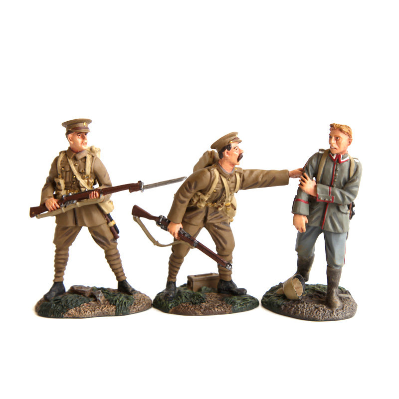 Оловянные солдатики. Два британских фузилера и пленный германский солдат. Битва при Монсе 1914 год.