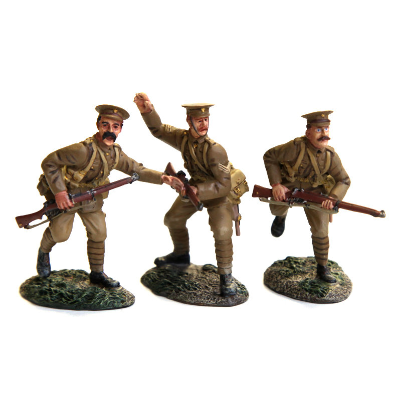 Набор оловянных солдатиков 54мм. Британский 4-й батальон 1-го полка Королевских фузилеров. Три солдата в атаке.