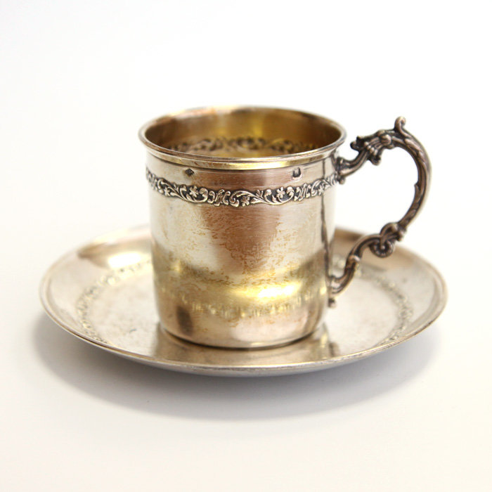 Старинная серебряная чашка для кофе очень изящной французской работы конца 19 века.