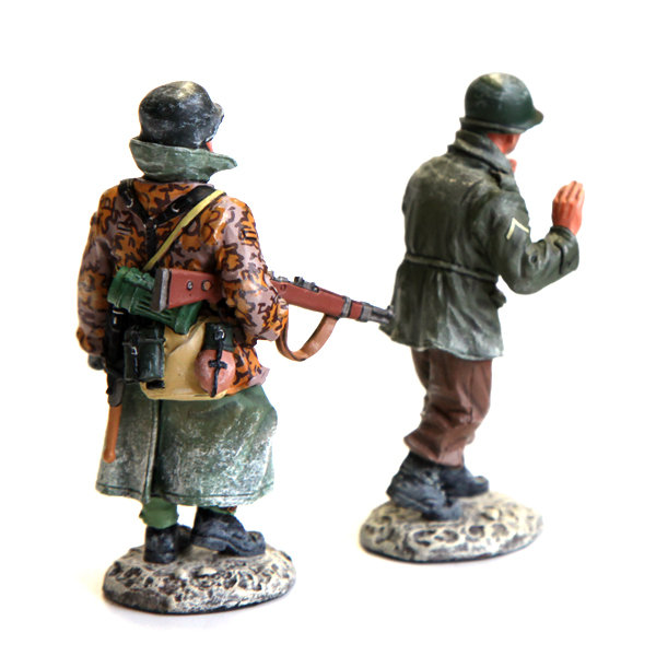 Набор оловянных солдатиков солдат Waffen-SS конвоирует пленного американца 1944 год