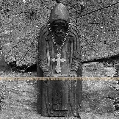 Старинная деревянная скульптура Святого Нила Столобенского с серебряным крестиком. Россия, Осташковская обитель 1880-1900 год