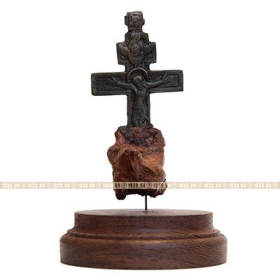 Старинный бронзовый крест-реликвия Распятие Христово вросшее в дерево. Россия 1750-1770 год