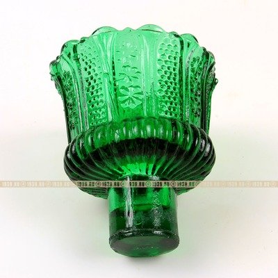 Старинный узорчатый стаканчик для лампадки из зеленого прозрачного стекла. Россия 1880-1900 год