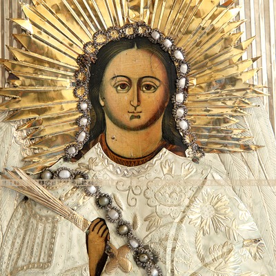 Старинная деревянная икона Архангел Михаил в расшитых белоснежных одеждах и в старинном киоте. Россия, Холуй 1850-1870 год