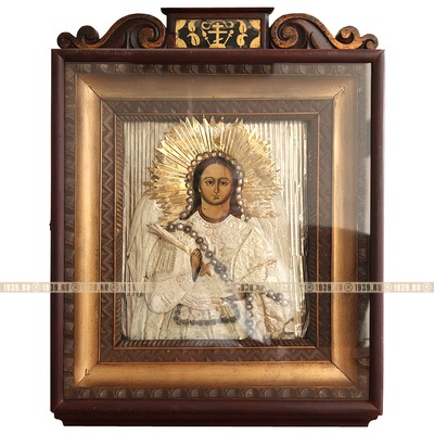 Старинная деревянная икона Архангел Михаил в расшитых белоснежных одеждах и в старинном киоте. Россия, Холуй 1850-1870 год