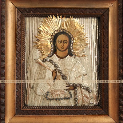 Старинная деревянная икона Архангел Михаил в расшитых белоснежных одеждах и в старинном киоте. Россия, Холуй 1850-1870 год