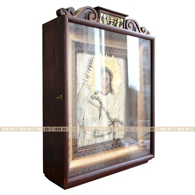 Старинная деревянная икона Архангел Михаил в расшитых белоснежных одеждах и в старинном киоте. Россия, Холуй 1850-1870 год