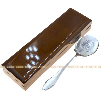 Антикварная серебряная лопатка для торта, изготовленная к юбилею 200-летия королевства Пруссия. Памятный подарок из старинного серебра. Королевство Пруссия 1901 год