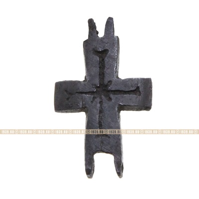 Лицевая створка маленького древнего креста энколпиона с сиянием в средокрестии. Древняя Русь XI-XIII век