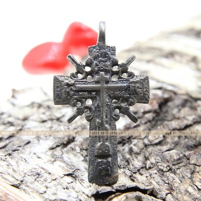 Красивый старинный нательный старообрядческий крест из серебра, крест в подарочном ювелирном футляре. Россия 1740-1780 год