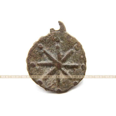 Маленькая нательная кресто-солярная подвеска с равноконечным крестом и солярным символом на обороте. Средневековая Русь 16-17 век