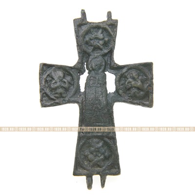 Оборотная створка древнего креста энколпиона с образом Пресвятой Богородицы херувимами и архангелами. Средневековая Русь XV-XVI век