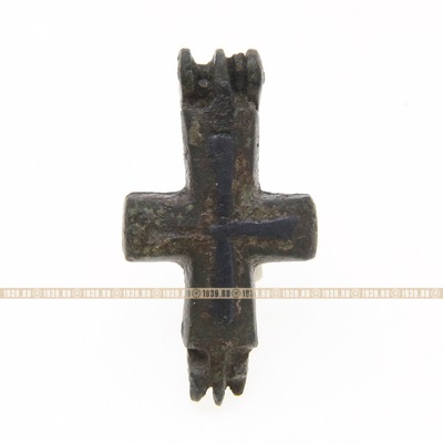 Древний окаменевший и нераскрытый крест энколпион с изображением черневых 4-конечных крестов. Древняя Русь XII-XIII век