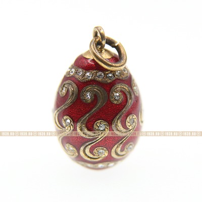 Старинная миниатюрная подвеска-кулон в форме пасхального яйца, покрытого рубиновой эмалью. Царская Россия 1900-1917 год
